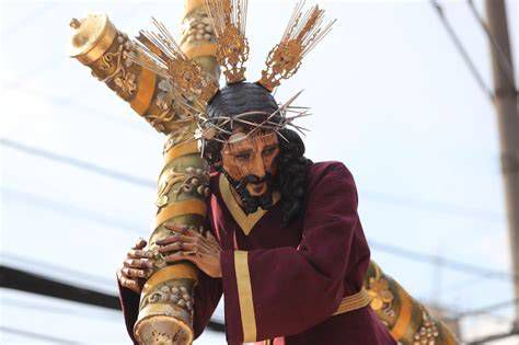 Procesión de Jesús Nazareno con capirotes y hábitos tradicionales en Semana Santa
