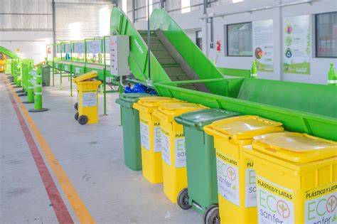 Proceso de clasificación y reciclaje de residuos en un punto limpio