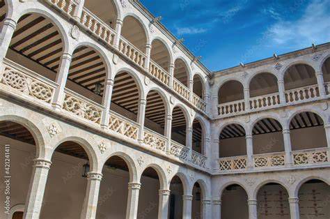 Detalle de claustro renacentista con arcos y columnas