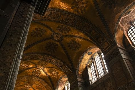 Detalle de mosaicos dorados en las cúpulas interiores de la Basílica