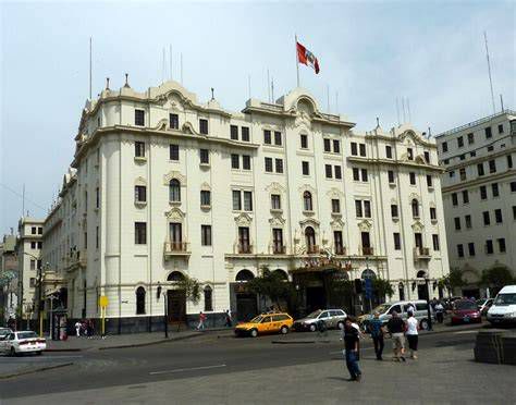 Imagen histórica del Gran Hotel Bolívar y Catedral de Lima