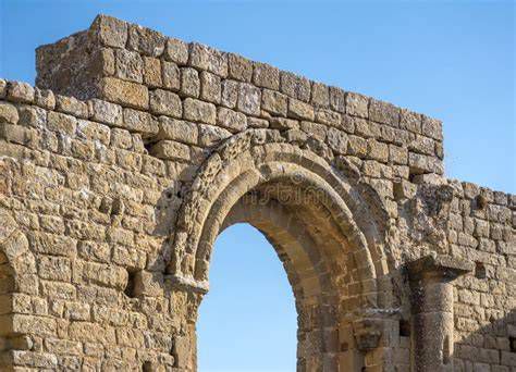 Fachada y puerta de arco semicircular de la Capilla de Santa Lucía