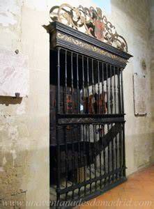 Portal gótico y reja renacentista de la Capilla de Santa Lucía