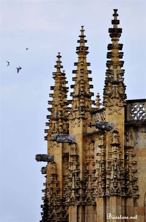 Detalle de pináculos flamígeros en la puerta de la capilla gótica del Hospital Real