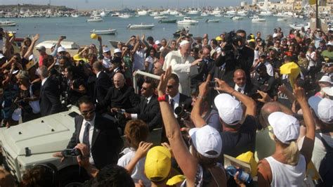 Foto temática: el papa en Lampedusa sosteniendo la denuncia sobre migración