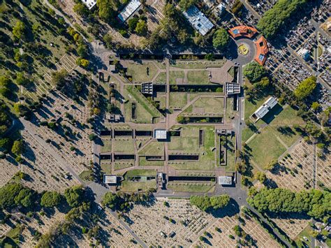Vista del Atrio y los edificios del complejo del Crematorio en el Cementerio del Bosque