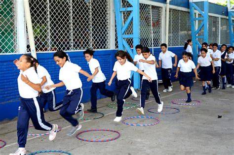 Actividades educativas y recreativas en colegio San Juan Bautista