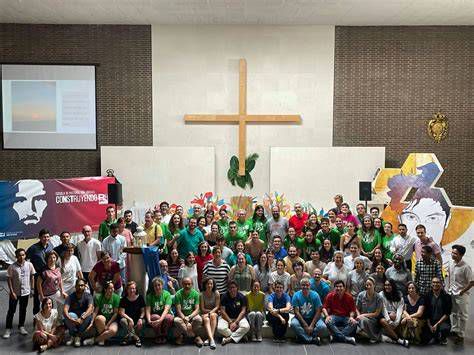 Fotografía de Javier García Rodríguez en actividad pastoral con jóvenes