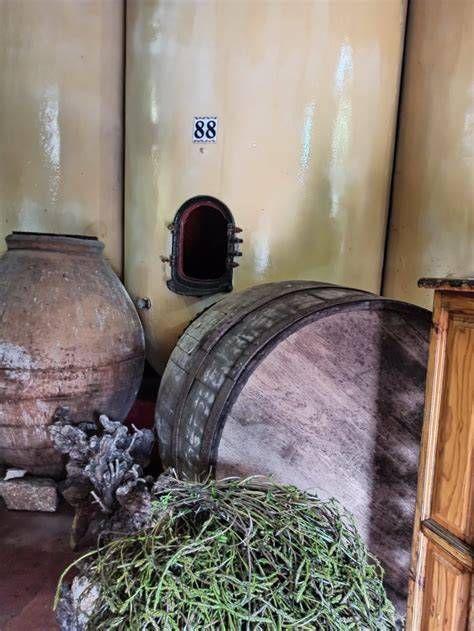 Bodega Cristo del Humilladero: vistas de tinajas y barricas