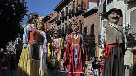 Gigantes de Alcalá de Henares en procesión tradicional