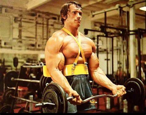 Arnold Schwarzenegger entrenando en el gimnasio