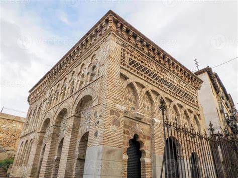 Fachada de la Ermita del Cristo de Nazaret y detalles de piedra rojiza