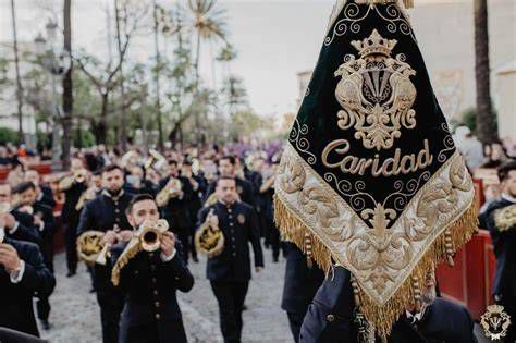 Ensayo de la banda de Cornetas y Tambores junto al trono procesional