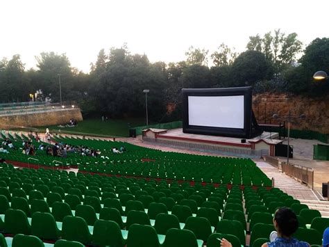 Auditorio Municipal Los del Río por la noche - proyección al aire libre