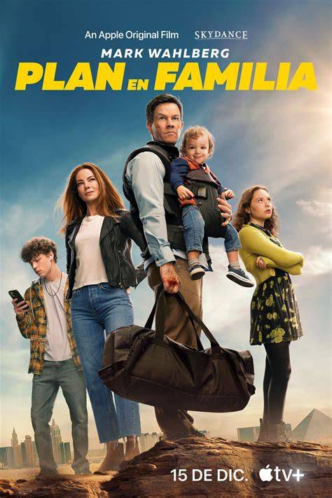 Familias disfrutando de una película nocturna en el auditorio