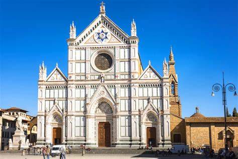 Fachada policromada de la Basílica de la Santa Croce mostrando mármoles blancos, verdes y rojos