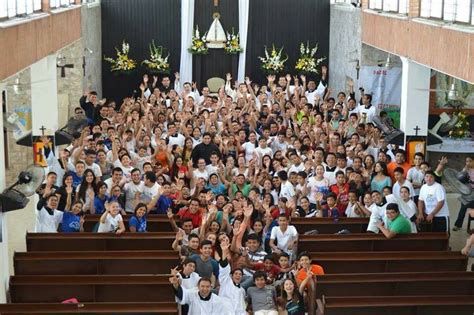 parroquia llena de gente y actividades comunitarias