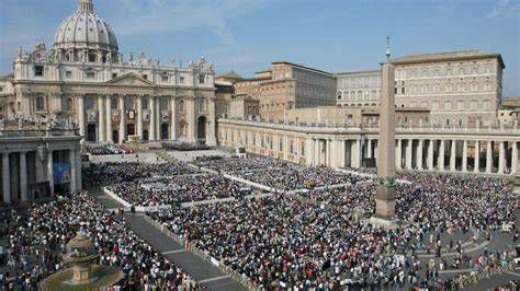 Plaza de San Pedro con multitud durante la Semana Santa