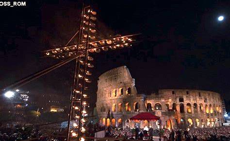 Coliseo iluminado para el Via Crucis nocturno