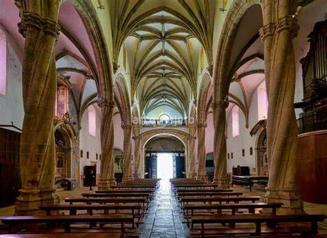 Iglesia de Santa María Magdalena de Olivenza - exterior e interior estilizado
