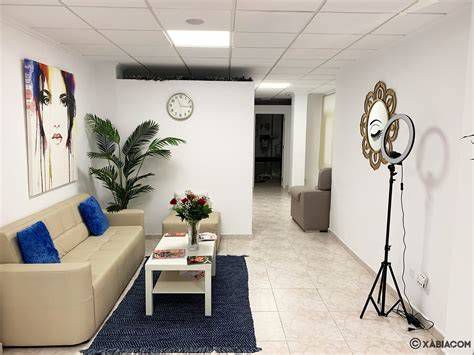 Fachada y sala de espera del centro estético Oikos en Fuengirola
