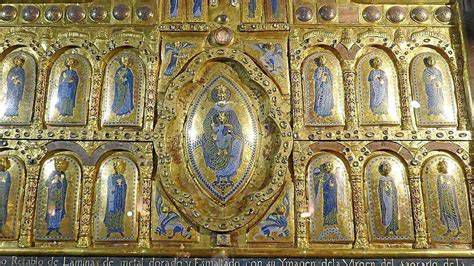 Detalle de esmaltes y medallones del retablo (azules y verdes predominantes)