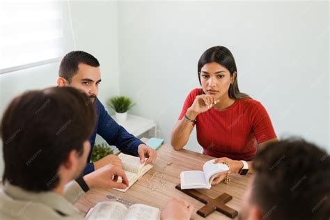 jovenes compartiendo en un grupo de estudio bíblico