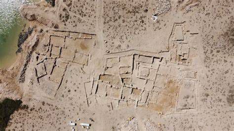Monasterio en la isla de Siniyah, plano y restos arqueológicos