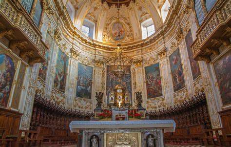 Interior del presbiterio con frescos de Ramón Stolz y relieves de Juan Adsuara