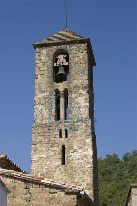 Fachada gótica y torre campanario de la Iglesia de San Miguel