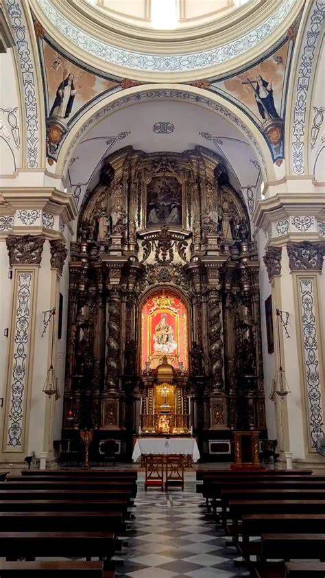 Interior con Retablo Mayor y capillas históricas