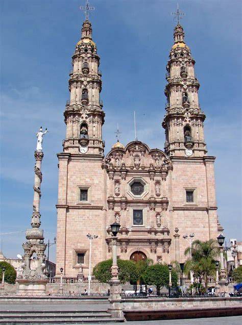 Fachada barroca y torres de la Catedral Basílica de San Juan de los Lagos