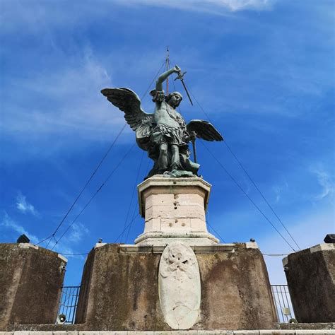 Estatua del Arcángel Miguel en la cima del Castillo de Sant'Angelo