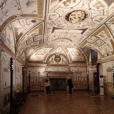Interior del Castillo de Sant'Angelo mostrando frescos y aposentos papales