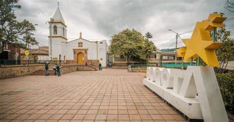 iglesia y botiquín comunitario en pueblo rural