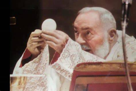 El padre Scott Borgman celebrando misa