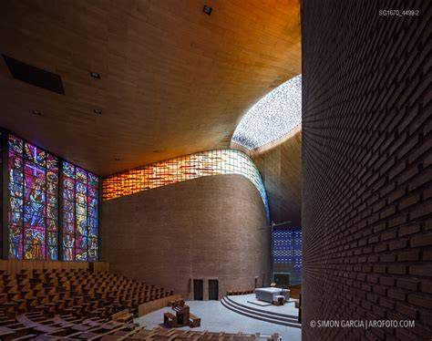 Interior de la iglesia diseñada por Miguel Fisac