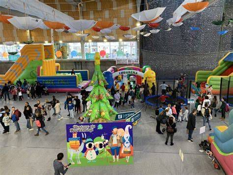 Parque Infantil de Navidad (PIN) con toboganes de hielo y atracciones