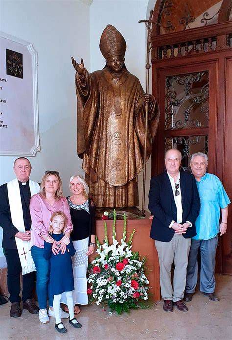 Estatua de San Juan Pablo II junto al Santuario