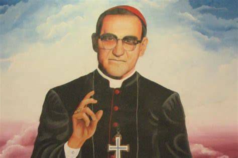 Retrato de monseñor Óscar Romero y fieles en misa multitudinaria