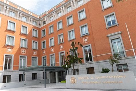 Ministerio de Asuntos Exteriores edificio y banderas