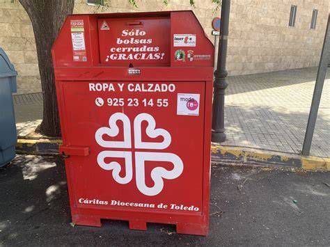 contenedor de ropa usada junto a una parroquia del Barrio de Salamanca