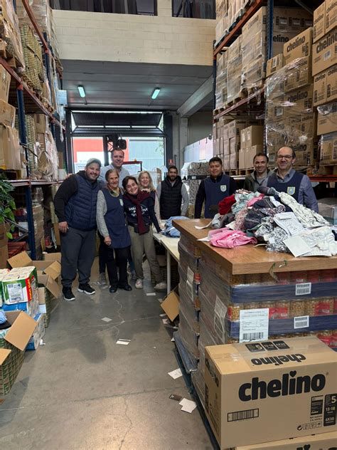voluntarios organizando prendas en un ropero parroquial