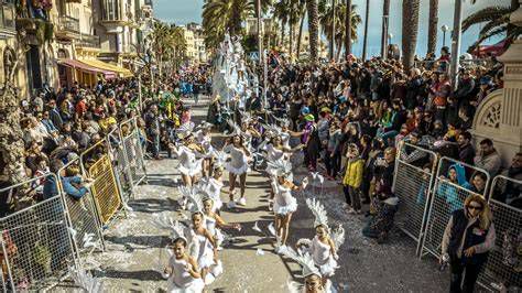 Desfile de Carnaval en Sitges junto al mar