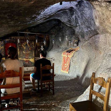 Gruta del Apocalipsis exterior y visitantes