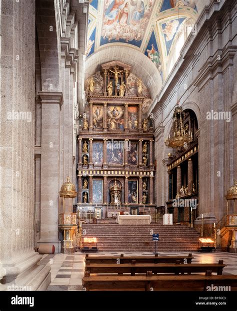Interior de la Iglesia Parroquial de Teresa mostrando el altar mayor