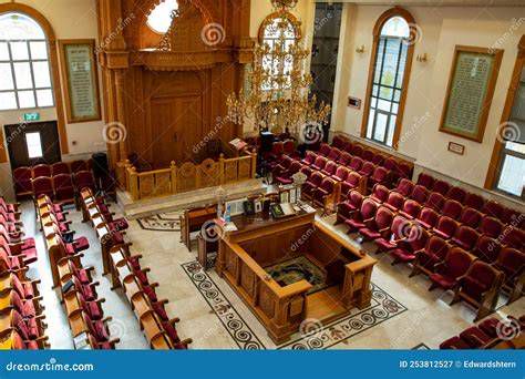 Interior de la Sinagoga del Tránsito y detalle epigráfico hebreo