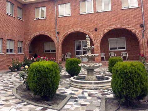 fachada y jardines de la Casa de Espiritualidad Santa Teresa