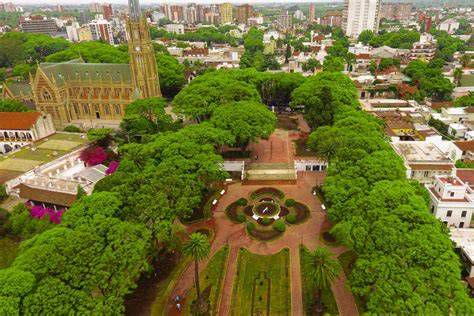 Vista del destrozo causado en la Plaza de San Isidro, incluyendo marquesina y verja derribadas