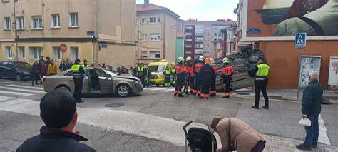 Fotografía del vehículo volcado tras el accidente en la Plaza de San Isidro